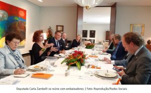 Carla Zambelli almoça com embaixadores para falar dos resultados da COP26