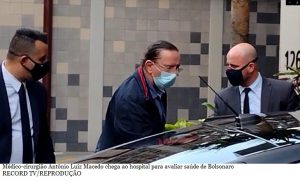 Médico chega a hospital em São Paulo para avaliar Bolsonaro